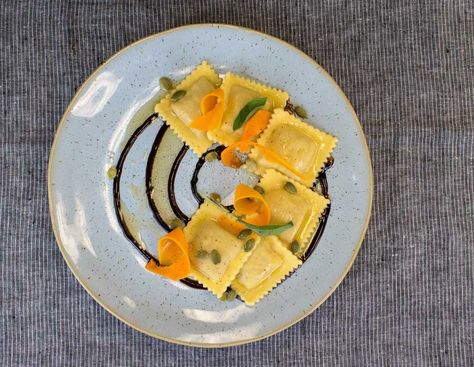 Fine Dining Ravioli Plating, Fine Dining Pasta Plating, Ravioli Plating Presentation, Ravioli Presentation, Fancy Ravioli, Pasta Plating Ideas, Ravioli Plating, Pasta Presentation, Gourmet Pasta Plating