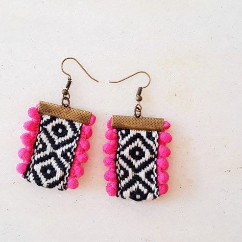 New black and pink earrings!💝💝💝 Tapestry Earrings, Pom Earrings, Fabric Jewellery, Pom Pom Earrings, Boho Chic Earrings, Fabric Bracelets, Ribbon Jewelry, Layered Necklaces Silver, Fabric Earrings