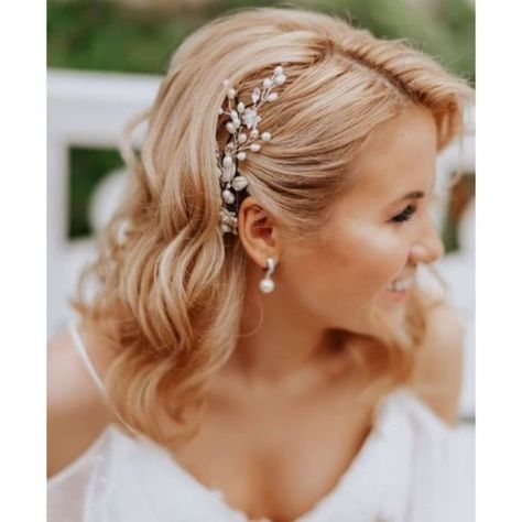 Wedding Bride Hairstyles For Short Hair, Cute Hairstyles For Short Hair For Wedding, Bridal Hair Styles Short Hair, Hairstyle For Medium Length Hair Wedding, Medium Hair Bridal Styles, Medium Hair Bride Hairstyles, Short Curled Hair Wedding, Simple Hairstyles For Medium Hair Wedding, Hair Down Wedding Medium Length