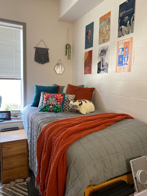 University Of Cincinnati Dorm, Classy Dorm Room, College Dorm Room Inspiration, Cozy Dorm Room, Freshman Dorm, Dorm Room Styles, Dorm Style, Hall Room, Dream Dorm