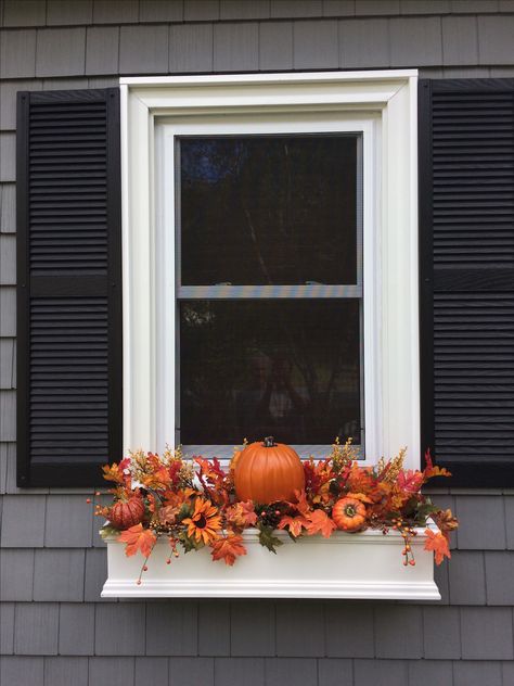 Fall Window Planter Box Ideas, Window Box Fall, Fall Outside Decor, Pumpkin Porch Decor, Window Baskets, Lake Cottage Decor, Fall Window Boxes, Dream Flat, Window Box Plants