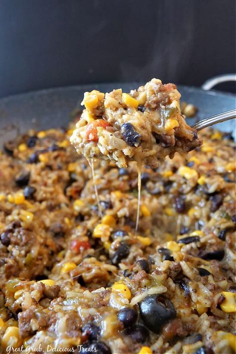 Ground Beef and Rice is a simple one pot meal that is loaded with ground beef, rice, beans, and cheese. Califlour Rice, Dinner Recipes With Rice, Hamburger And Rice Recipes, Rice And Ground Beef, Kidney Beans And Rice, Ground Beef And Rice Casserole, Cheesy Ground Beef And Rice, Cooked Rice Recipes, Recipes With Rice