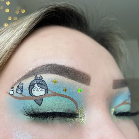 My Neighbor Totoro Studio Ghibli Hayao Miyazaki anime inspired graphic eyeliner makeup look green and blue eyeshadow with gold sparkles glitter Studio Ghibli Inspired Makeup, Studio Ghibli Makeup, Totoro Makeup, Ghibli Makeup, Graphic Eyeliner Makeup, Miyazaki Anime, Themed Makeup, Nice Makeup, Eyeliner Ideas