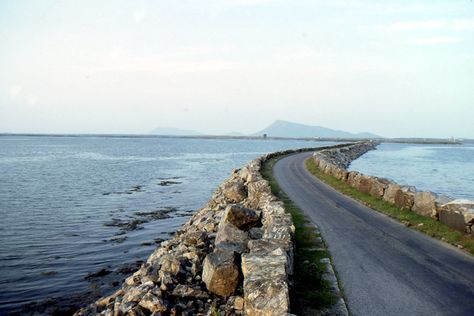 Causeway near Isle of Benbecula, Western Isles (Outer Hebrides), Scotland Uist Scotland, Scottish Hebrides, South Uist, Honeymoon In Scotland, Hebrides Scotland, Scottish Mountains, Uninhabited Island, Isle Of Harris, Scenic Pictures