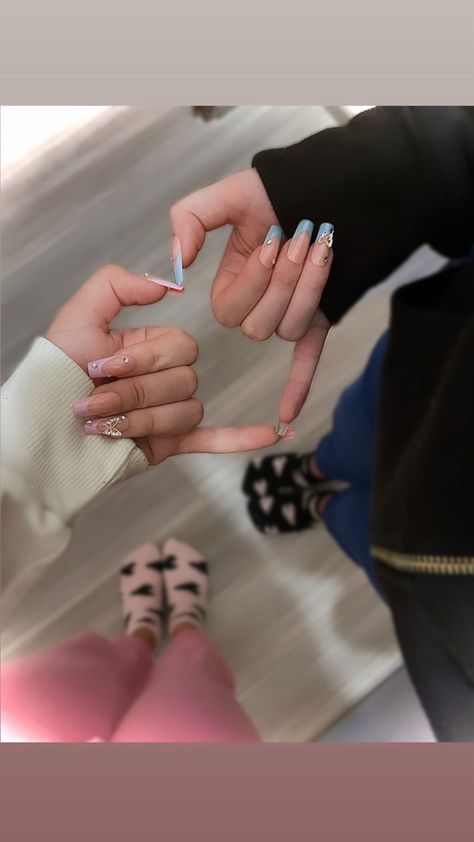 Matching Nails Sets With Bestie, Nail Art Best Friends, Matching Nail Designs For Friends, Bestie Matching Nails Ideas, Simple Matching Nails With Best Friend, Matching Nails With Sister, Matching Nails With Bff Summer, Matching Nail Inspo For Best Friends, Funny Nail Poses