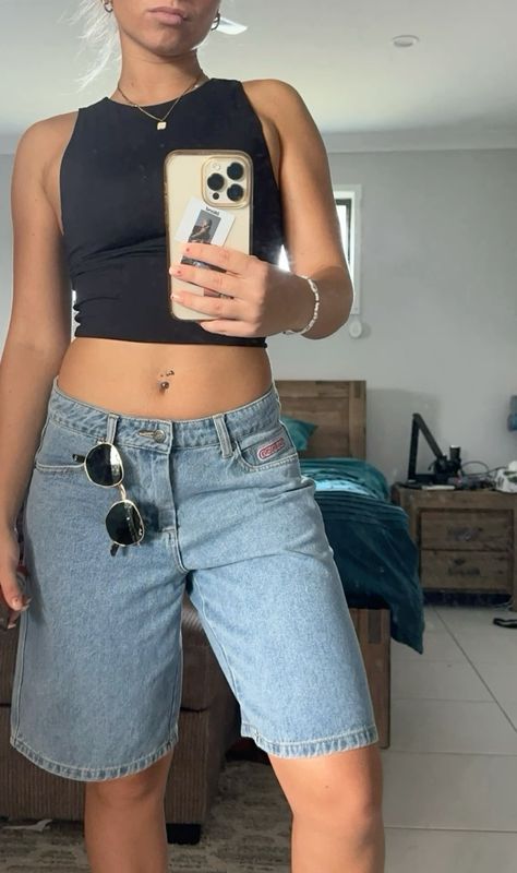 Jorts Womens Fit Y2k, Girls Jorts Outfit Summer, Jorts Inspo Woman, Festival Outfit Jorts, Jorts Outfit Women Summer, Jorts Outfit Girl, How To Style Jorts Women, Jorts Womens Fit, Summer Outfits Jorts