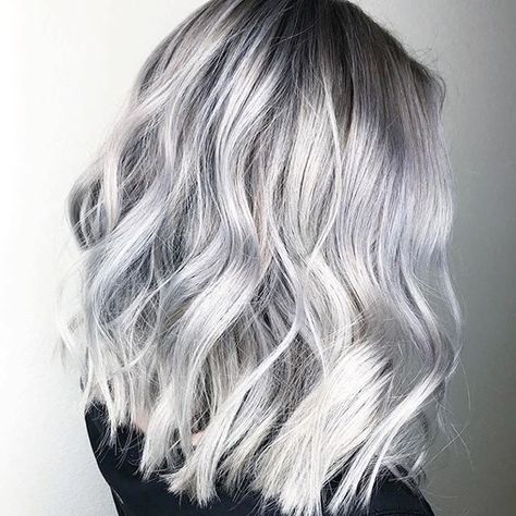 Coloration Silver platinium : voici la nuance de gris la plus demandée chez le coiffeur cette saison - Grazia Silver Hair Dark Roots, Silver Babylights, Icy Silver Hair, Hair Colors For Blue Eyes, Guytang Mydentity, Silver Blonde Hair, Icy Blonde Hair, Hair Silver, Silver Hair Color