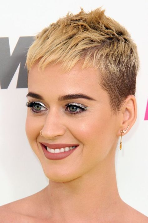 Celebrity Pixie Cut, Katy Perry Hair, Shaved Pixie, Cut Hairstyles, Super Short Hair, Blonde Pixie Cuts, Very Short Hair, Pixie Haircuts, Addison Rae