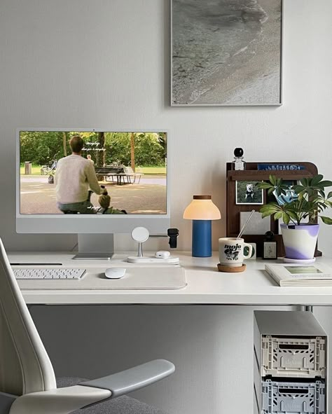 Feminine Lockscreen, Notion Routine, Minimalistic Desk Setup, Japandi Desk, Minimalistic Home Office, Pastel Keyboard, Tik Tok Creator, Minimalistic Desk, Interior Design Mid Century