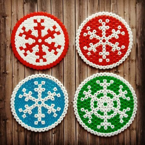 Round Snowflake Christmas Coaster Perler Hama Beads - Beadsmeetgeeks Hama Beads Coasters, Hama Beads Christmas, Christmas Perler Beads, Beaded Christmas Decorations, Melty Bead Patterns, Easy Perler Beads Ideas, Hama Beads Design, 8bit Art, Beaded Snowflakes