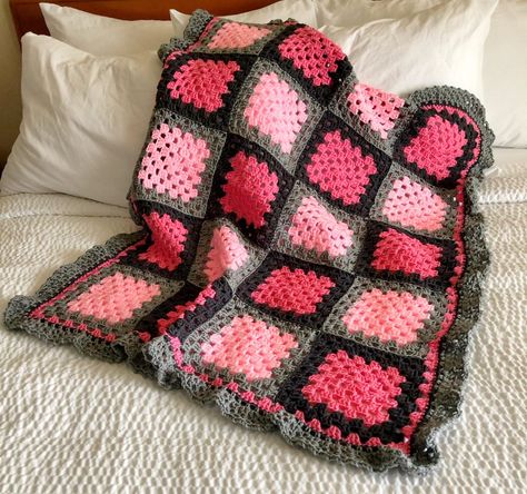 Pink and Grey Baby Blanket Baby Girl Afghan, Shawl Crochet Pattern Easy, Grey Baby Blanket, Pattern Granny Square, Granny Square Häkelanleitung, Quick Crochet Projects, Crochet Coasters Free Pattern, Easy Baby Blanket, Easy Crochet Baby Blanket