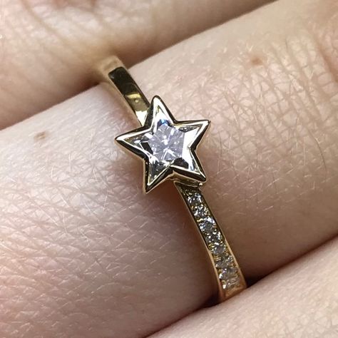 Star Shaped Engagement Ring, Star Ring Engagement, Star Diamond Ring, Crazy Jewelry, Star Rings, Princess Clothes, Brown Heart, Gold Rings Fashion, Wedding Fun