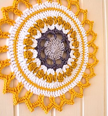 Patrones de Mandalas en Crochet (Free crochet patterns mandalas) - Crochetisimo Crochet Dreamcatcher, Mandala Patterns, Crochet Mandala Pattern, Crochet Mandala, Dreamcatchers, Mandala Pattern, Hot Pads, Color Therapy, Color Inspiration