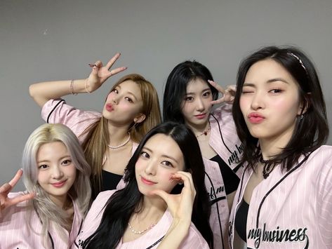 ITZY on Twitter: "[ #음악중심 ] How was our "CAKE" and "None of My Business"? ITZY will be more motivated next week because of MIDZY🫶🏻 🎬 ITZY - None of My Business https://t.co/7VP4VXBW8L 🍰 M/V https://t.co/nJngMChlY8 🎧 CAKE https://t.co/IWR9ylTWEB 🥊 ALBUM https://t.co/ozxVa0uLWq #ITZY… https://t.co/IOI4gnU1Xp" / Twitter Itzy Ot5, Itzy Wallpaper, Mnet Asian Music Awards, Shy Girls, My Business, Wallpaper Pc, Kpop Groups, Next Week, Pop Group