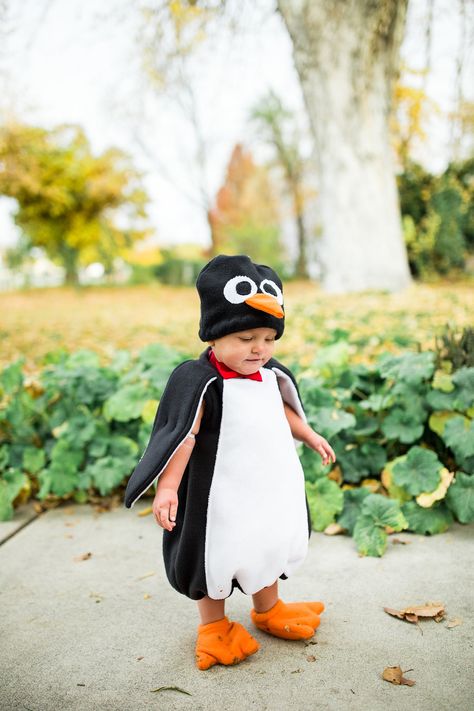 Homemade Penguin Costume, Diy Penguin Costume Kids, Pinguin Costume, Diy Penguin Costume, Mary Poppins Halloween Costume, Penguin Halloween Costume, Halloween Costume Family, Costume Family, Penguin Costume