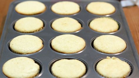 Easy Vanilla Cupcake Recipe Vanilla Cupcakes Easy, Popular Cupcakes, Easy Vanilla Cupcake Recipe, Homemade Vanilla Cupcakes, Vegan Vanilla Cupcakes, Cupcake Recipes For Kids, Easy Vanilla Cupcakes, Moist Vanilla Cupcakes, Best Cupcake