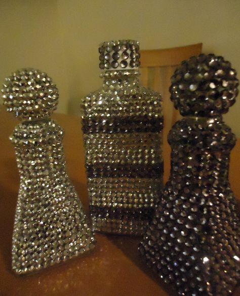 DIY Home Decor: Make Gorgeous Rhinestone Covered Bottles Bejeweled Bottles, Diy Casa, Diy Bedroom, Altered Bottles, Design Diy, Bottle Art, Diy Projects To Try, Home Decor Tips, Bottle Crafts