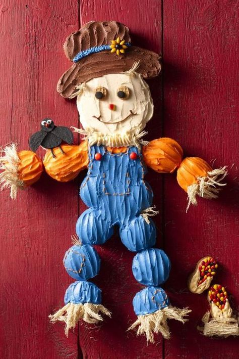 Fall Party Snacks, Scarecrow Cupcake, Scarecrow Cake, Decorative Cupcakes, Halloween Cake Recipes, Fun Halloween Desserts, Make A Scarecrow, Scarecrows For Garden, Thanksgiving Cupcakes