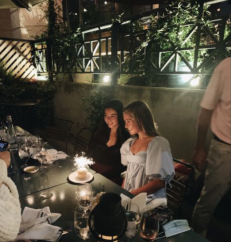 Birthday Dinner With Friends Aesthetic, Birthday Lunch With Friends, Twins 18th Birthday Party Ideas, Food For Birthday Dinner, Birthday Going Out Aesthetic, Winter Birthday Dinner Ideas, Fancy Birthday Aesthetic, Birthday Dinner Ideas At Restaurant, Birthday Dinner Astethic