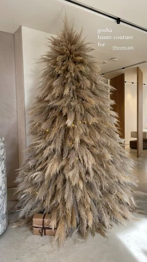 Christmas Tree With Feathers, Pampas Grass Christmas Tree, Pampas Christmas Tree, Pampas Grass Christmas, Christmas Tree Feathers, Tropical Christmas Decorations, Feather Christmas Tree, Luxury Christmas Tree, Pretty Christmas Decorations