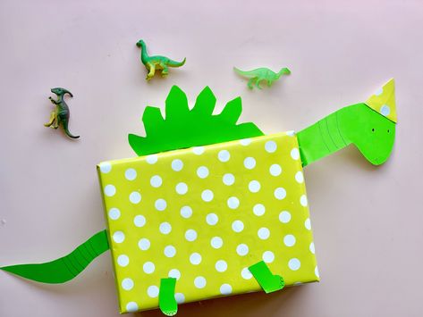 It’s party season and how! Here’s an easy and super impressive gift wrapping technique we tried out for all those little dinosaur lovers. How about you give it a try for the next kiddie party? Dinosaur Wrapping Ideas, Gifts For Dinosaur Lovers, Dinosaur Gift Wrapping Ideas, Boyfriend Presents, Dinosaur Week, Dinosaur Wrapping Paper, Dino Theme, Bad Gifts, Handmade Gifts For Boyfriend