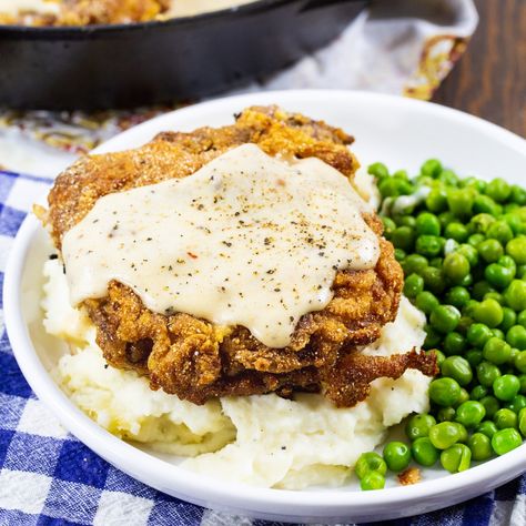 Southern Fried Pork Chops with White Gravy Gravy Recipe For Mashed Potatoes, Southern Gravy Recipe, Southern Gravy, Recipe For Mashed Potatoes, Country Fried Pork Chops, Southern Fried Pork Chops, Pork Crockpot, White Gravy, Country Fried