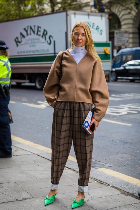 London Fashion Week Street Style Spring 2018 | POPSUGAR Fashion Vogue Street Style, 2018 Style, New York Outfits, Street Style Spring, Celebrity Style Icons, London Fashion Week Street Style, New York Fashion Week Street Style, Popsugar Fashion, Style Winter