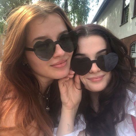 Ginger And Brunette Friends Aesthetic, Girl Friendship, Girl With Brown Hair, Ginger Girls, Girl Couple, Girls With Red Hair, Best Friends Aesthetic, Redhead Girl, Brunette Girl