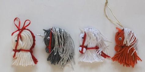 Horse Ornaments Diy, Things For Christmas, Horse Head Wreath, Yarns Ornaments, Head Ornaments, Easy Yarn Crafts, Horse Christmas Ornament, Diy Horse, Yarn Dolls