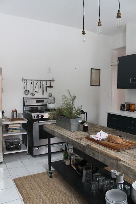 Industrial Decor Kitchen, Kitchen Gray, Industri Modern, Asma Kat, Interior Dapur, Industrial Kitchen Design, Industrial Style Kitchen, Folding Tables, Industrial Kitchen