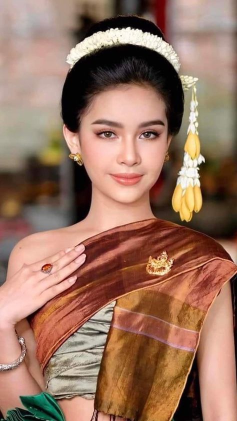 Thailand Traditional, Khmer Art, Thai Costume, India Wedding, Female Celebrity Fashion, Thai Traditional Dress, Thai Dress, Wedding Costumes, Bride Makeup