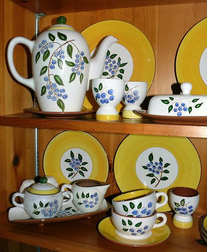 Stangl Pottery, "Blueberry" | Flickr - Photo Sharing! Blueberry Pottery, Blueberry Pattern, Retro Kitchen Accessories, Downeast Maine, Black And White Cushions, Japanese China, Liquid Sunshine, Pottery Dinnerware, Pottery Store