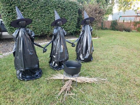 Porch Themes, Spooky Diy Halloween Decor, Witch Decorations, Creepy Witch, Diy Halloween Dekoration, Porch Halloween, Halloween Themes Decorations, Dekorasi Halloween, Halloween Diy Outdoor