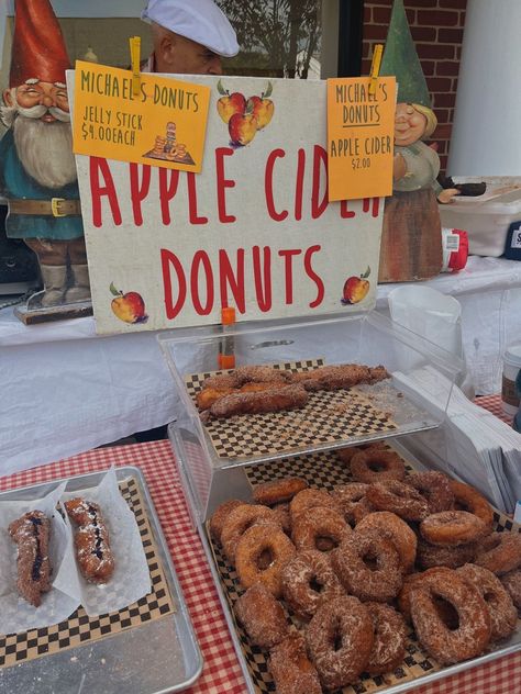 Apple Cider Donuts Aesthetic, Fall Carnival Food, Pumpkin Patch Food, Fun Fall Ideas, Donut Aesthetic, Fall Aesthetic Pictures, Aesthetic Fall Vibes, Fall Szn, Fall Fair