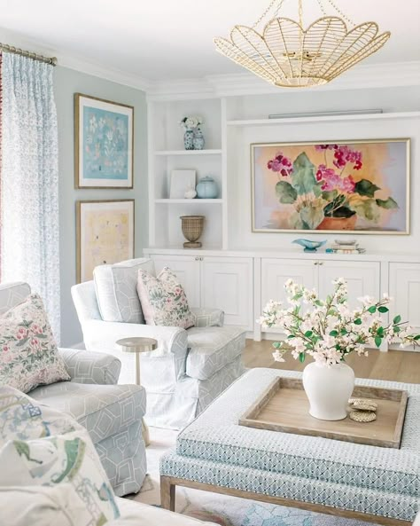 Fairytale House Interior, Grandmillenial Living Room, Southern Living Rooms, Preppy Living Room, Blush Living Room, Dream Family Room, Light Blue Living Room, Dream House Bedroom, Southern Home Interior