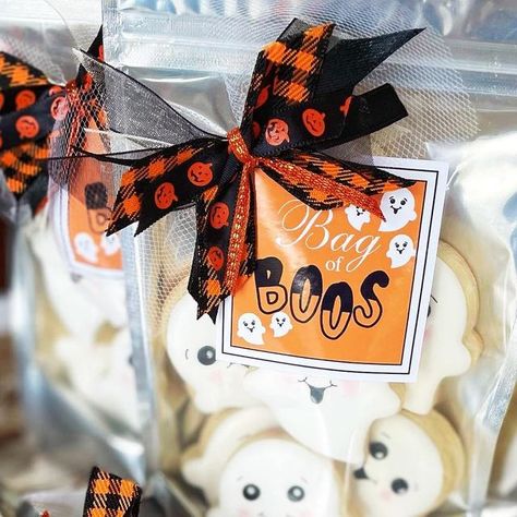 BELLA’S Perfections on Instagram: "Bag of Boos. I love this packaging. The adorable ghosts on the label match the cookies. Labels can be found at http://bellasperfections.etsy.com. Etsy link is in bio. . . . . #bagofbooscookies #halloweencookies #ghostcookies #cookietags #cookielabel" Bag Of Boos Cookies, Bake Packaging, Galletas Halloween, Halloween Sugar Cookies Decorated, Crumble Cookie, Sugar Mama, You've Been Booed, Monogram Cookies, Halloween Sugar Cookies