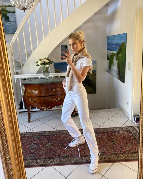 Comfortable Summer Outfits, Adidas Star, Straight Leg Jeans Outfits, Summery Outfits, White Jeans Outfit, Jeans Outfit Summer, Sneakers Outfit, White Pants, Denim Outfit