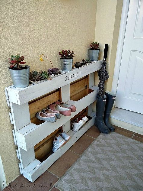 Lovely painted pallet shoe rack with a bit of decorative charm to it [From: Northern Feeling] Shoe Storage Solutions For Small Spaces, Rak Sepatu Diy, Diy Shoe Rack Ideas, Pallet Shoe Rack, Storage Shoes, Shoe Storage Small Space, Små Rum Lidt Plads, Diy Shoe Storage, Diy Shoe Rack