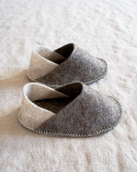 Felt Slippers Pattern, Diy Felt Slippers, Elvis Crafts, Baby Shoes Diy Tutorial, Felted Slippers Pattern, Baby Shoes Diy Pattern, Sewing Slippers, Baby Shoes Tutorial, Felt Baby Shoes