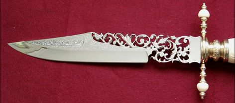 Moved: Spanish Engraver - The Knife Network Forums : Knife Making Discussions Cool Pocket Knives, Swiss Army Pocket Knife, Knife Making Tools, Tactical Pocket Knife, Knife Stand, Engraved Pocket Knives, Engraved Knife, Pretty Knives, Hunting Tools