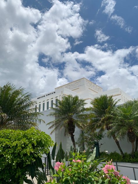 #hawaii #temple Hawaii Temple Wedding, Laie Temple, Los Angeles Temple, Hawaii Temple, Lds Temple Pictures, Temple Pictures, Brigham Young, Brigham Young University, Temple Wedding