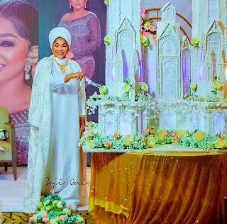 Phanney Diaries : CHECKOUT HOW MERCY AIGBE SHOWED UP FOR HER SURPRIS... Mercy Aigbe Fashion Style, Fashion Style 2023, Mercy Aigbe, Surprise Birthday Party, Castle Cake, Style 2023, All White Outfit, Birthday Surprise Party, Birthday Surprise