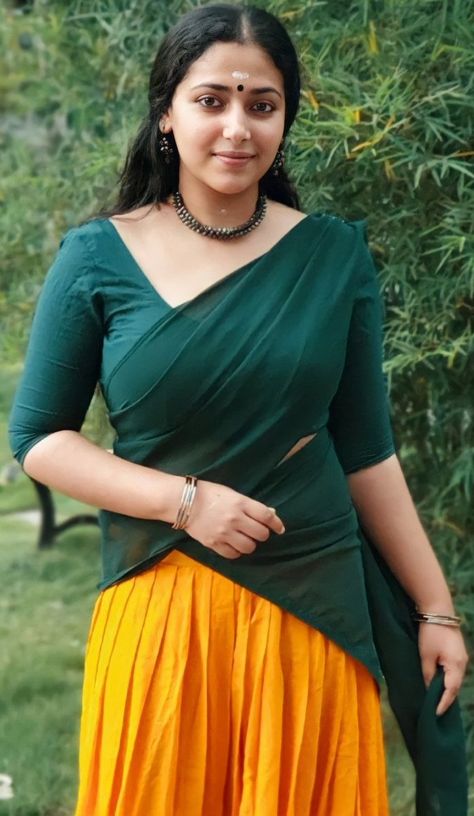 Set Saree Kerala, Anu Sitara, Anu Sithara, Saree Backless, Kerala Saree, Beautiful Smile Women, Indian Beauty Saree, Blonde Girl, Kerala