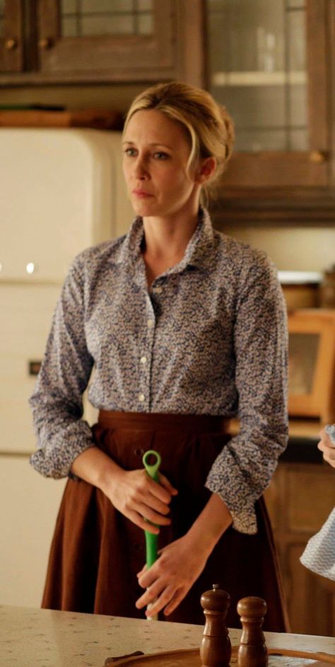 Norma Bates Outfits, Vera Farmiga Bates Motel, Norman Bates Motel, Ladylike Outfits, Norma Bates, Fragrance Photography, Womp Womp, Big Box Braids, Norman Bates