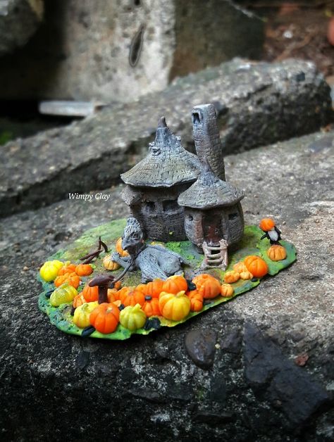 Pumpkin patch outside Hagrid's Hut Tiny Buckbeak Clay Clay Doh, Ideas Arcilla, Hagrids Hut, Harry Potter Miniatures, Cumpleaños Harry Potter, Clay Decor, Diy Fimo, Miniature Polymer Clay, Harry Potter Room Decor