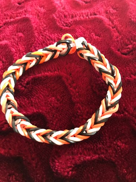 Rainbow Loom Halloween Bracelets, Rainbow Loom Fall Bracelets, Halloween Rubber Band Bracelet, Halloween Rainbow Loom, Halloween Loom Bracelets, Loomband Ideas, Fishtail Loom Bracelet, Rainbow Loom Fishtail, Bracket Ideas