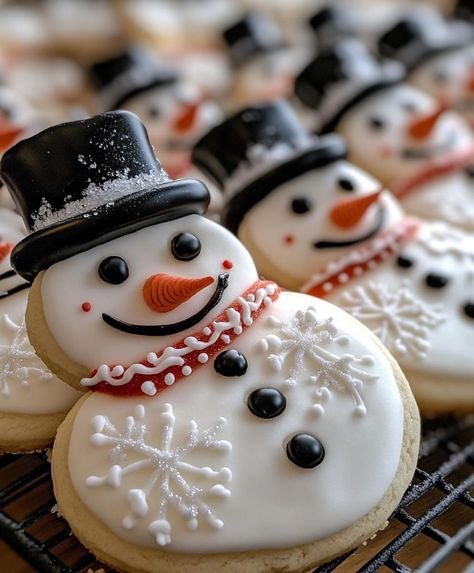 Snowman Sugar Cookies, Royal Icing Christmas Cookies, Christmas Cookie Boxes, Decorative Cookies, Buttercream Decorating, Christmas Gingerbread Cookies, Sugar Cookie Royal Icing, Themed Cookies, Snowman Cookies