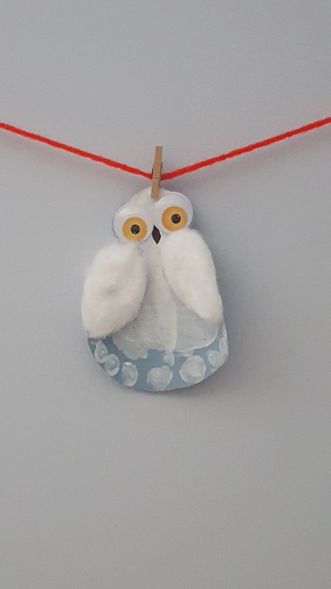 Snowy Owl Craft For Toddlers, Winter Animal Footprint Art, Owl Infant Craft, January Footprint Art, January Art For Toddlers, Arctic Animals Preschool Activities, Snowy Owl Craft, Wild West Crafts, Baby Footprint Crafts