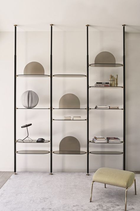 Open floor-ceiling mounted divider bookcase ALBA by arflex Bookcase Design, Muebles Living, Dekorasi Kamar Tidur, Floor Ceiling, Geometric Decor, Shelving Systems, Garden House, Shelf Design, Home Office Design