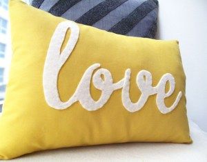 The Word Love, Bantal Sofa, Pretty Pillow, Word Love, Sewing Pillows, Mia 3, Modern Pillows, Diy Pillows, Cool House Designs